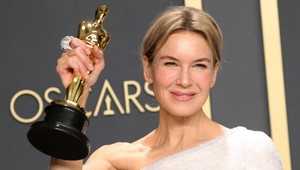 Pristihnutí ruka v ruke: Renée Zellweger po premiére ukázala priateľa!