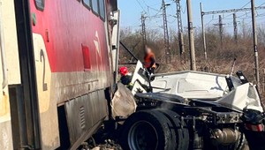 Kamionista zomrel po zrážke s vlakom. Kabínu zachvátili plamene