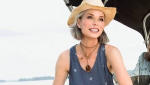 Odkedy si nefarbí vlasy, je na roztrhanie: Túto zrelú modelku návrhári milujú