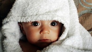 Dievčatko (5) vraždilo! Neznieslo plač bábätka, tak ho utopilo