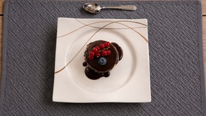 Nahé tortičky s višňovým coulis a čokoládovým mascarpone krémom