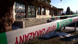 Železničnú stanicu v Mikuláši zdemoloval muž. Rozbil dvere aj okná