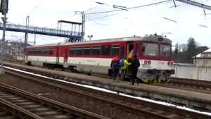Opití cestujúci použili vo vlaku záchrannú brzdu. Tvrdili, že žena, s ktorou cestovali, odpadla