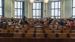 Aj stredoškoláci môžu zasadnúť do Európskeho parlamentu. Prihláste sa tiež