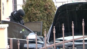 Kukláči vtrhli do rodinného domu, mali hľadať drogy