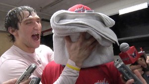 VIDEO. Za prvý gól v NHL sa platí! Ovečkin krstil penou