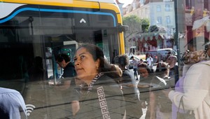 Nefunkčné metro a zrušené spoje: Generálny štrajk proti reforme ochromil Portugalsko