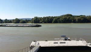 FOTO: Lodnú dopravu pri sútoku Moravy a Dunaja zastavili, na mieste zasahovala poriečna polícia