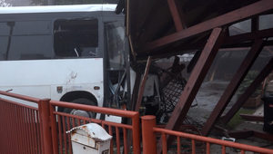 Pri vážnej dopravnej nehode sa zrazil autobus s dodávkou. Viacerí cestujúci sa zranili