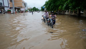Monzúnové dažde zabili 28 ľudí. Niektorí sa utopili, iných zasiahli padajúce stromy