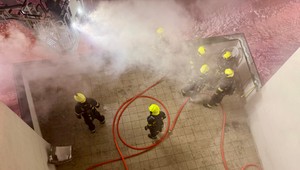 FOTO: Nočný požiar na internáte vyhnal z postelí vyše 100 študentov