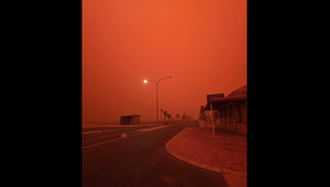 Vietor a cyklón: Obloha nad Austráliou sa sfarbila do červena