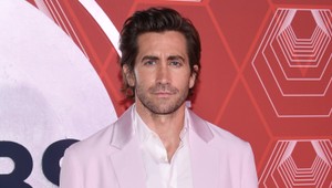 Hviezdny krásavec zažiaril v ružovom obleku, prišla aj jeho o 15 rokov mladšia priateľka!