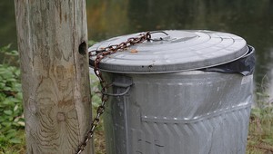 Krkavčiu matku, ktorá hodila dieťa do kontajnera, prezradil kus papiera