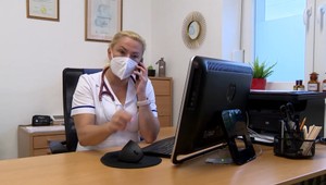 Lekári majú plné ruky práce. Ordinujú v ambulancii, ale aj po telefóne