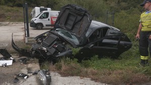 Hazardér na cestách: Vodič s 2,5 promile vrazil do betónového mostíka