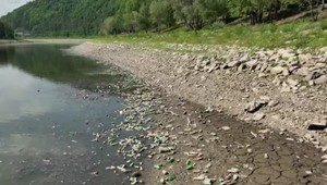 Obrovská vodná plocha pri Košiciach sa zmenila na púšť. Dobrovoľníci tam zbierajú odpad