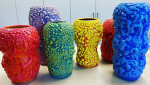 Známy herec vyrazil svojím talentom dych! Za krátku dobu sa naučil vytvárať keramiku a už aj vystavuje!