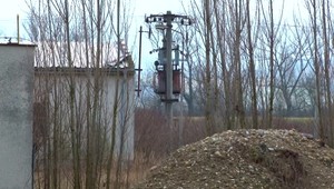 Prišli ukradnúť transformátor vysokého napätia. Netušili, že stĺp je pod prúdom