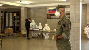 Opitý lekár, ktorý robil výtery na celoplošnom testovaní, bude stíhaný na slobode