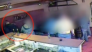 Dvaja muži dokopali a zmlátili ochrankára. Vzali mu aj zbraň a ku krku priložili nôž