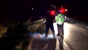 Chodca zachytilo auto, muž kráčal stredom vozovky