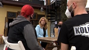 Uvoľnené opatrenia využila aj prezidentka Čaputová. Sadla si na terasu a nakupovala v galantérii