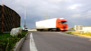 Na D2-ke uzavreli jazdný pruh, topí sa asfalt!