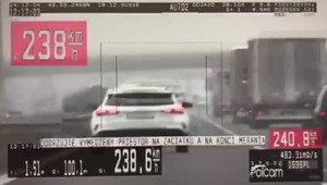 Cestní piráti na diaľnici prekonali rýchlostné rekordy. Vyrovnať sa môžu formulám