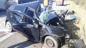 Mladý vodič prešiel do protismeru rovno pod kolesá autobusu. Nehodu neprežil