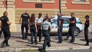 Anonymné bombové hlásenie: Polícia prehľadáva súdy po celej krajine