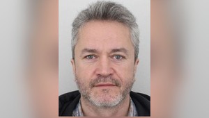 Psychoterapeut vylákal milióny na útočisko pred apokalypsou. Obvinený je aj zo znásilnenia klientok