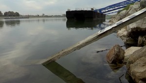 Hladina Dunaja je mimoriadne nízka. Málo vody spôsobuje problémy aj v doprave