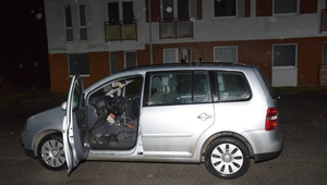 Muži pod vplyvom drog odstavili auto v strede sídliska