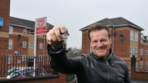 Kedysi spával na ulici, dnes kšeftuje s nehnuteľnosťami. Jedna z nich môže byť vaša, a to úplne zadarmo