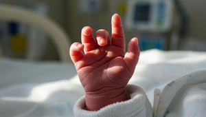 Šok v nemocnici: Dvanásťročné dievča porodilo, otcom má byť jej šesťnásťročný brat