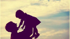 Otec znásilňoval svoje dve dcéry. Za incest mu hrozí väzenie