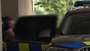 Matka dobodaného chlapčeka je na dne. Na súd ju brali policajti z psychiatrie