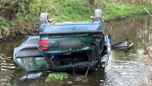 Alkohol, veľká rýchlosť a dve deti v aute. Nezodpovedný vodič skončil v rieke
