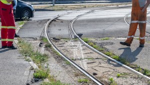 Električka v Bratislave skončila mimo koľajníc. Zasahovala do dvoch jazdných pruhov