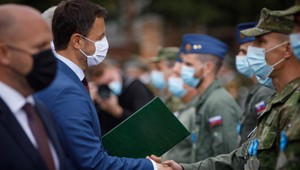 Heger s ministrami ocenil vojakov a zamestnancov, ktorí sa podieľali na evakuácii z Afganistanu