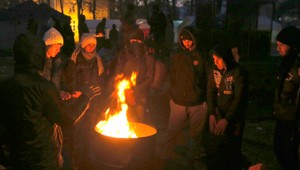 Utečenci vo Francúzsku žijú na uliciach predmestia, domácim prekážali