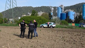 Telo bez známok života ležalo v tráve pri stožiari, našiel ho traktorista