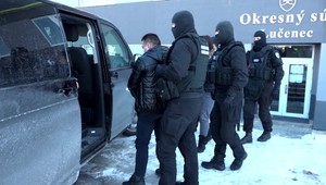 Ďalších 9 obvinených z nelegálnej výroby cigariet putuje do väzby. Úniky na daniach mali byť obrovské