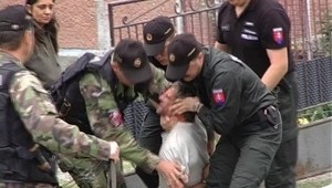 Muž ohrozoval Mlynárovčanov naštarovanou motorovou pílou