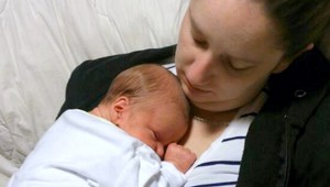 Mladík (16) na kradnutom aute nabúral do auta tehotnej ženy. Zomrela, jej dieťa prežilo