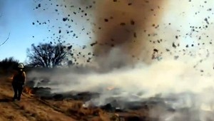 VIDEO. Hasiči spôsobili ohnivé tornádo