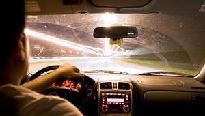 Príliš sa spoliehal na navigáciu. S autom skončil v kanáli