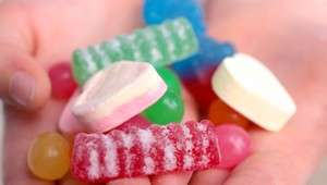 Východniari, pozor! Deti láka posádka auta na cukríky