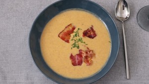 Zemiakový krém so slaninkou a domácimi bagetami